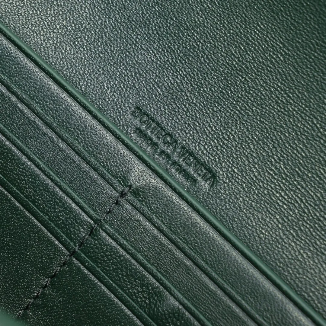 The batch of 1360 BV Andiamo evening handbags has been heavily planted again~ The designer aesthetics in the era of economic downturn are back. I fall in love with it at first sight and can't put it down. It's so beautiful and full of aura. The shape and texture are very competitive. It's light in weight and has sufficient capacity. It's a must-have for fashionistas. It's suitable for many occasions, minimalist, high-end and light luxury. Model No.: 741511 Size: 31*13*3cm